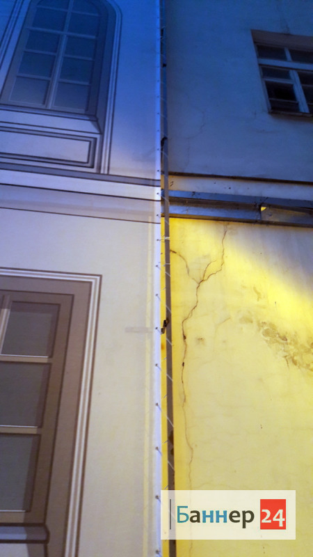 Фото 1 - монтаж фальшфасада на сетке на металлическую раму здания.