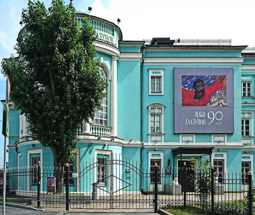 Баннер на здание картинной галереи Глазунова