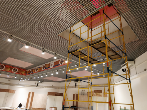 Фальшпотолок - монтаж баннерной сетки на разноуровневый потолок "Грильято"