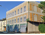 Фото 4 - монтаж фальшфасада и замена защитной сетки на реставрируемом здании